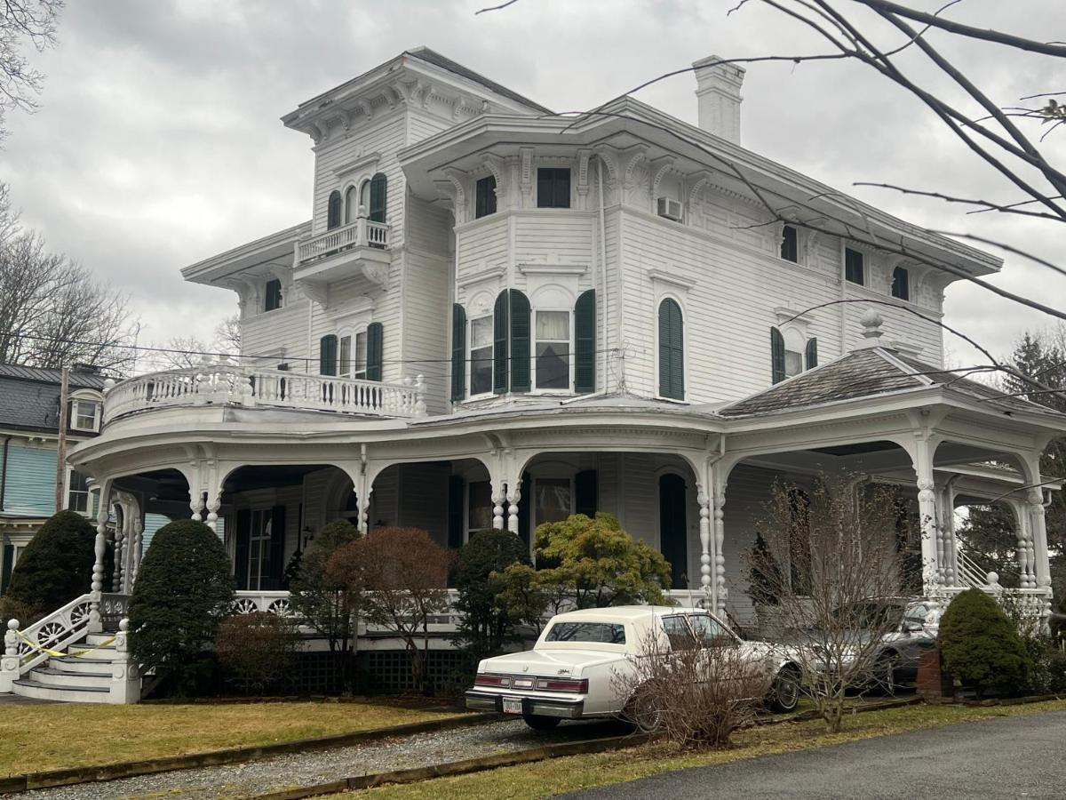 1 Bedroom Private Victorian Apt In Convenient City Location On 5 Acre, Sleeps 4 포킵시 외부 사진